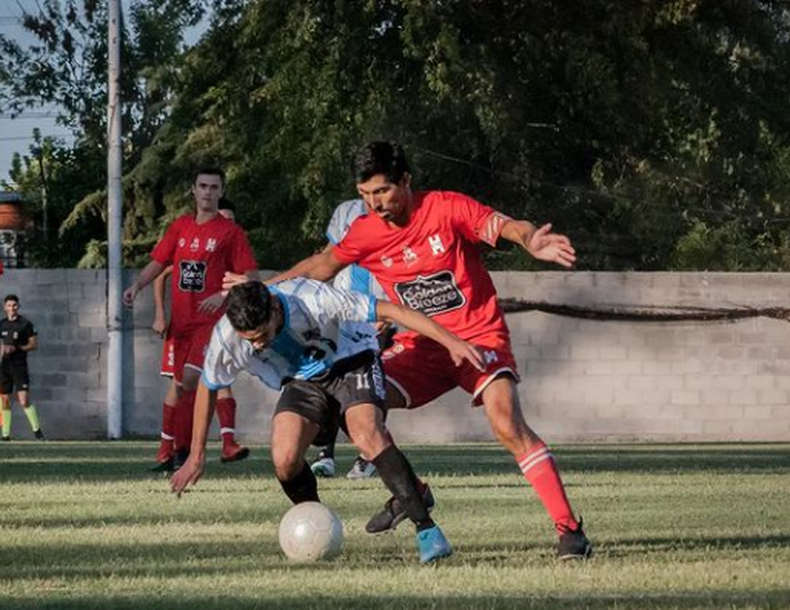 POR LA PELOTA. Nazareno Vallejo pelea con un rival. Atlético empató en Maschwitz.