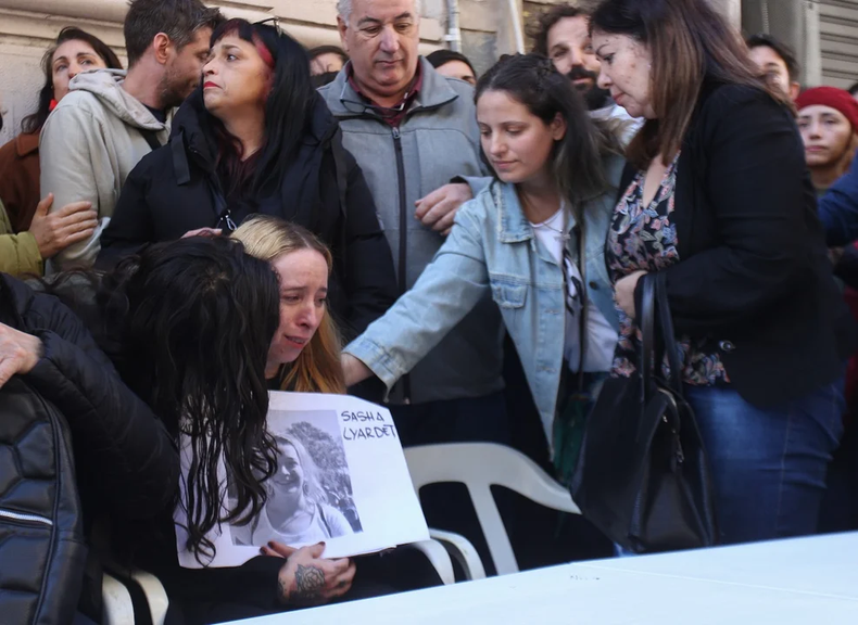 LLANTO. Grisel, hermana de Saya, conmovida durante el reclamo de esta tarde frente a la sede del SERPAJ.