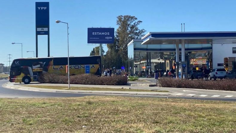 COLECTIVO. Este mediodía, preparativos en la YPF de Panamericana y Guido..
