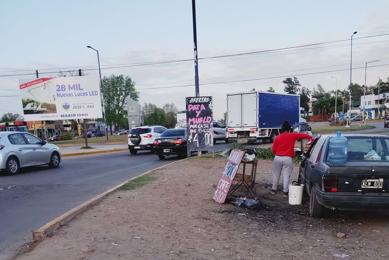 No conozco a esta chica pero la admiro y si pueden pasar y comprarle una tortilla o café estaría bueno. Ella está todas las mañanas con su nena preparada para el jardín en el auto. Sólo ellas saben cuánto esfuerzo hacen. En el cruce Derqui. Guada.