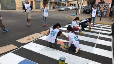 Voluntarios pintan una senda peatonal en Del Viso. La acción se replicaría en otros lugares del distrito..