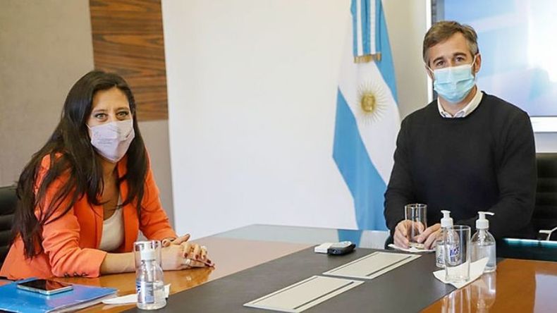 EN PILAR. Paula Español y Achával lanzaron el programa..