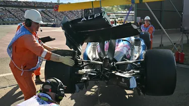 El auto de Franco Colapinto es retirado de la pista de Hungaroring.