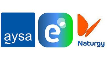 27% aumentará en mayo el servicio de agua corrientey cloacas. Se suma al 17% que ya se aplicó en enero.43% subirá la tarifa de luz este año. Estaba previsto un 55%, pero no se aplicarán las subas de mayo y agosto.35% es la suba estimada del gas. Debían ser en octubre, iban a aplicarse tras las elecciones. Por ahora está suspendido..