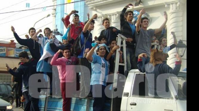 Toma color. Unas 300 personas salieron a la plaza de Pilar a festejar el triunfo de la Selección Argentina ante Nigeria..