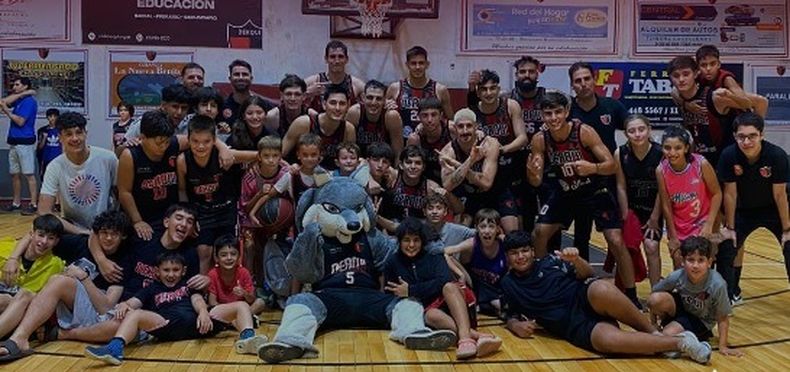 FESTEJO. El primer equipo de Derqui celebra la victoria en casa.