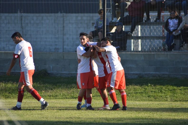 ABRAZO DE GOL. Los jugadores del Rancho celebran una nueva conquista.