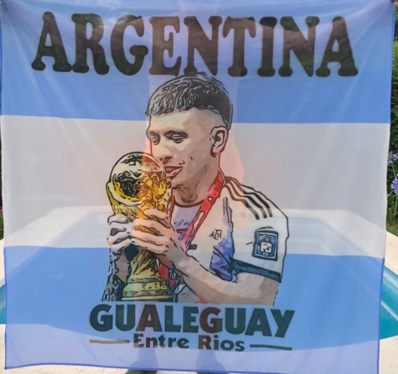 La bandera de Lisandro Martínez hecha por José Pignotti que llegó a la Premier.