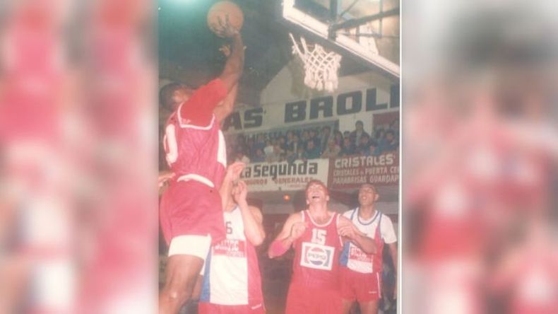 Potencia extra: Mel Daniels ataca el aro y Ernesto Currat espera en la pintura..