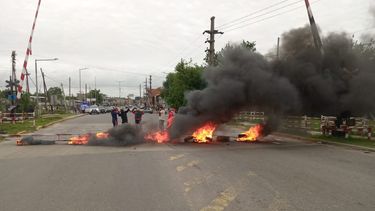 FUEGO. Los vecinos aseguran que mantendrán el corte durante horas o hasta que se restablezca el servicio eléctrico.&nbsp;