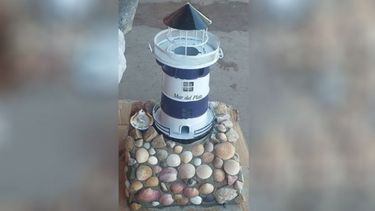 La maqueta del faro de Mar del Plata que se robaron del cementerio de Derqui..