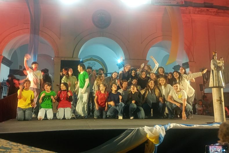 Los alumnos del Colegio Parroquial de Pilar sobre el escenario montado frente a la Iglesia Nuestra Señora del Pilar.