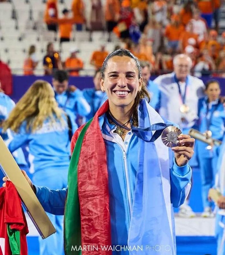 MEDALLA. Poy Toccalino de bronce y con la bandera nacional de St. Catherine’s.
