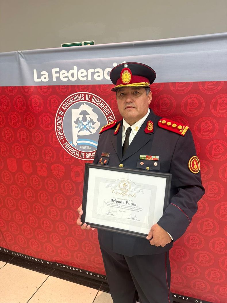 Ramn Enrique Pared tambin recibi una distincin por la labor de la Brigada Puma de los bomberos de la provincia