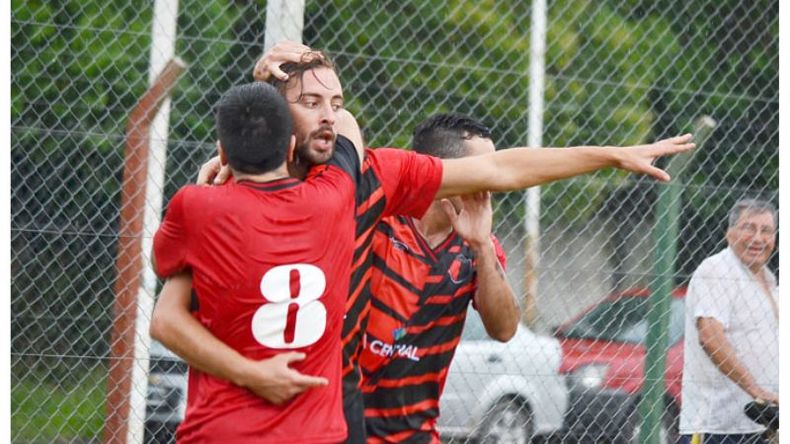 (Fredy Caballero). ABRAZO. Zeppetella marcó el gol de la igualdad rojinegra. .