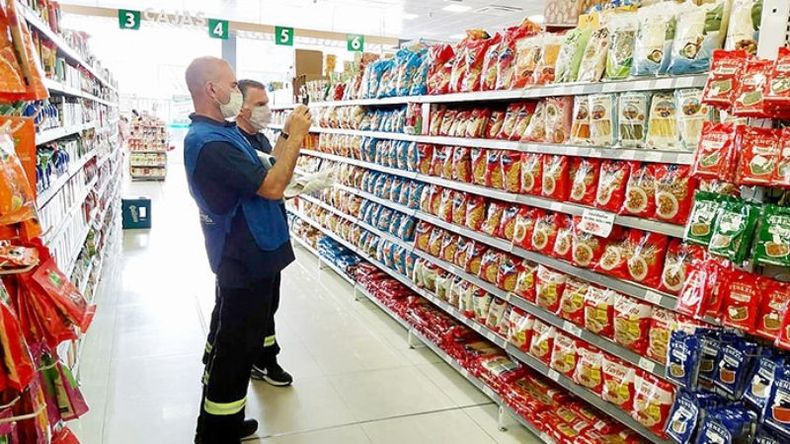 CONTROL. Los inspectores comenzaron la recorrida por los comercios de cercanía..