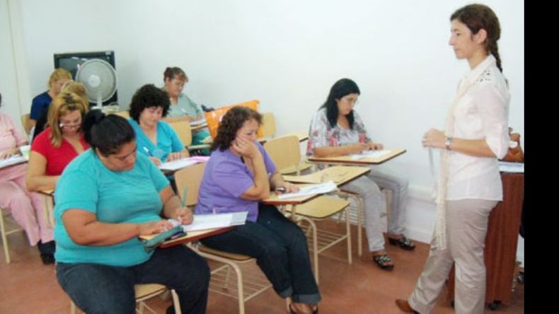 FINES. Adultos estudian en la sede que funciona en el hospital..