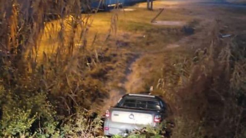 AL ZANJÓN. Ahí terminó la camioneta del joven accidentado en la calle que dio origen al reclamo..