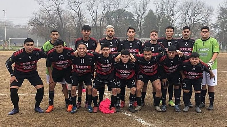 AL ATAQUE. Villa Rosa goleó 3-0 a Matheu y suma 27 puntos..
