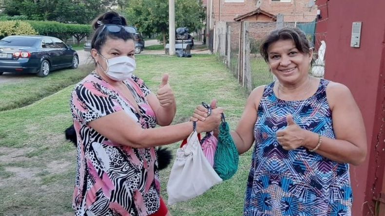 Pabla e Yvonne, su amiga con quien comparte la actividad solidaria. .