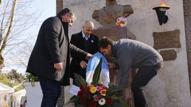 HOMENAJE. Ducoté encabezó el acto de conmemoración de la muerte de San Martín. Lo acompañaron Trindade y Donoso..