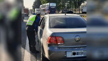 #BuenosAires | Mientras patrullaban, nuestros agentes detuvieron a un vehículo que circulaba por la banquina sin estar en emergencia. Labraron el acta correspondiente. AU Panamericana, KM 29. Seguridad Vial / @InfoSegVial..