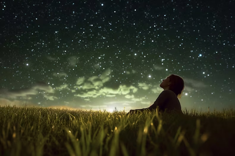 Un año para mirar hacia arriba y reconectar con el universo. (freepik.es).