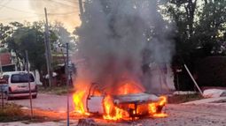 El vehículo se encontraba abandonado en la vía pública y sin ruedas. El vehículo se encontraba abandonado en la vía pública y sin ruedas.