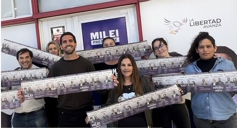 EQUIPO. Tito, con sus candidatos y militantes, impulsando la boleta.
