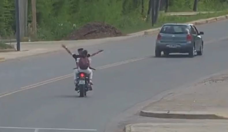 La pareja circulaba en moto por la Avenida Madero (ruta 26).