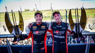 Diego Azar y Hernán Palazzo con el trofeo en San Nicolás.