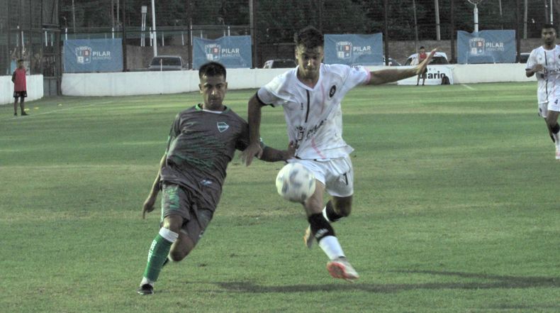 POR LA PELOTA. Brian Martin forcejea con un defensor de Ituzaing&oacute;.