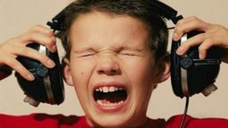 Peligro, auriculares: buscan conocer la salud auditiva de los alumnos