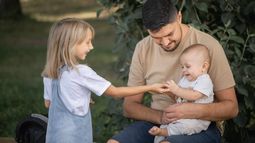 Padres que abrazan el tiempo: la revolución silenciosa de los millennials Padres que abrazan el tiempo: la revolución silenciosa de los millennials