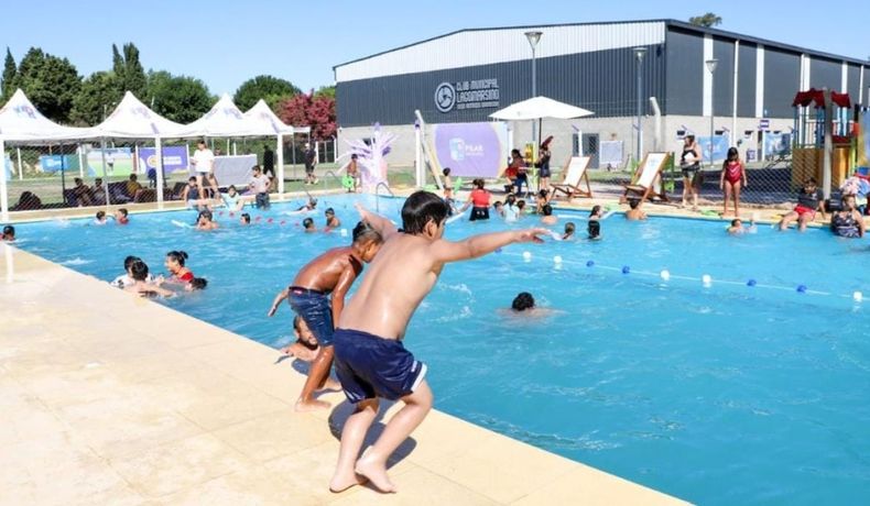 AL AGUA Los fines de semana cuando no funcionan las colonias las piletas se abren a las familias