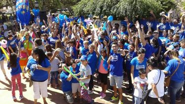MAREA AZUL. Padres y chicos se reunieron ayer en la plaza de Pilar..