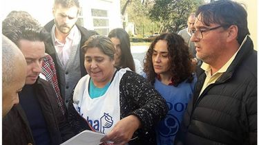 PETITORIO. Gremios docentes de Pilar se lo entregaron en mano al funcionario..