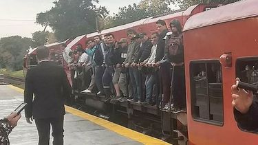 Colgados. Así se viajó ayer en el Belgrano..