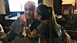 En Familia. Carla con su papá, Carlos, que renunció a los Bomberos en repudio a la expulsión de la joven..