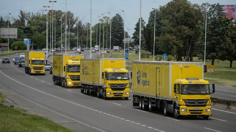 Correo Argentino, junto a otras empresas logísticas, participan del traslado de las 300 mil dosis complementarias de la vacuna Sputnik V (foto Télam)..