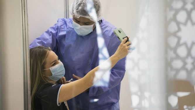 CRECE. El plan de vacunación ahora apunta a los jóvenes y espera por los niños..