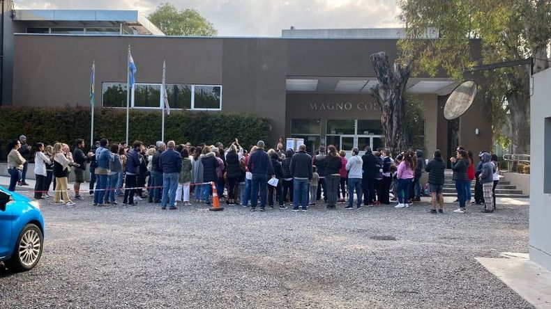 ABRAZO SIMBÓLICO. Lo llevó a cabo esta mañana un grupo de padres, frente al colegio. .