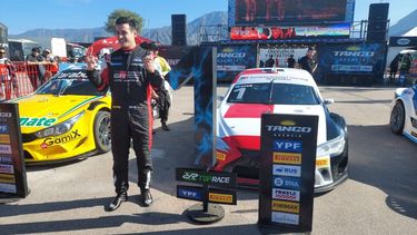 NÚMERO UNO. Azar y el Lexus posan tras ganar la clasificación.