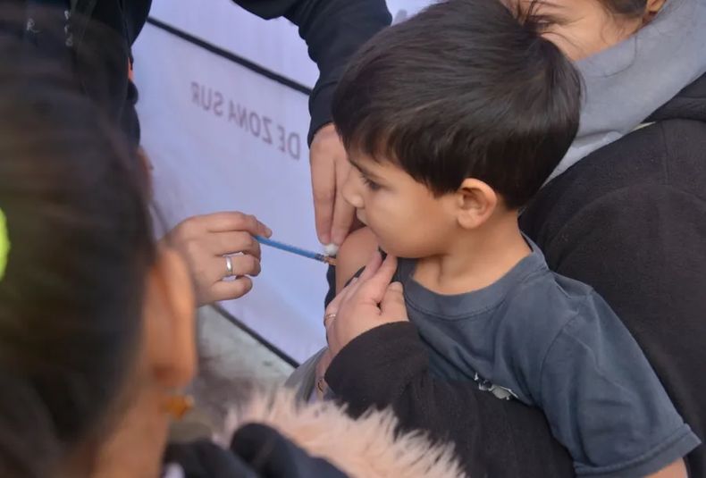 La vacunación de los niños es fundamental para evitar la tos convulsa y otras enfermedades.