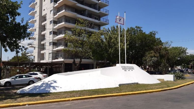 Monumento a los Bomberos. Inconcluso y con un mensaje en su interior que no puede ser descifrado..