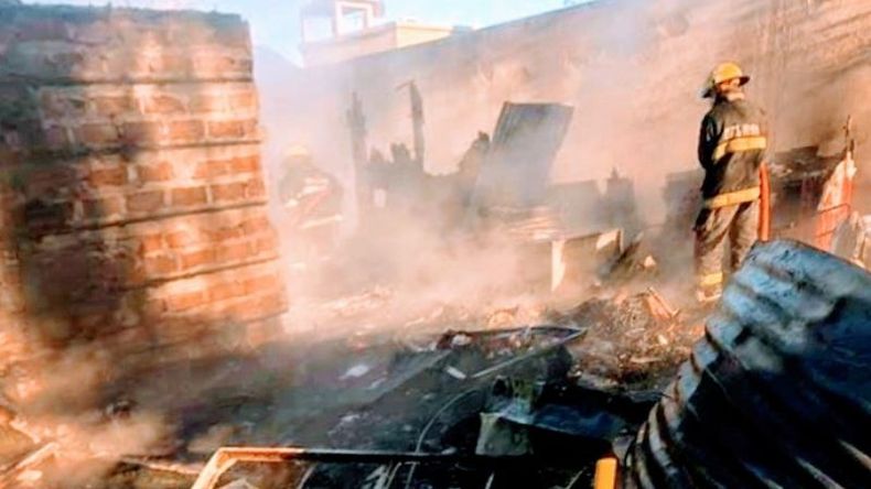 El fuego se inició por un cortocircuito en una estufa eléctrica y las pérdidas materiales fueron totales. .