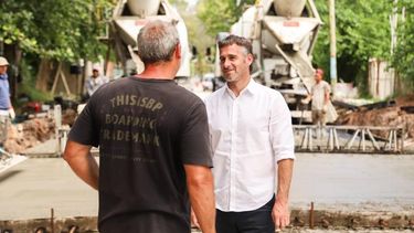 RECORRIDA. Achával dialogó con los vecinos del barrio Santa María. &nbsp;