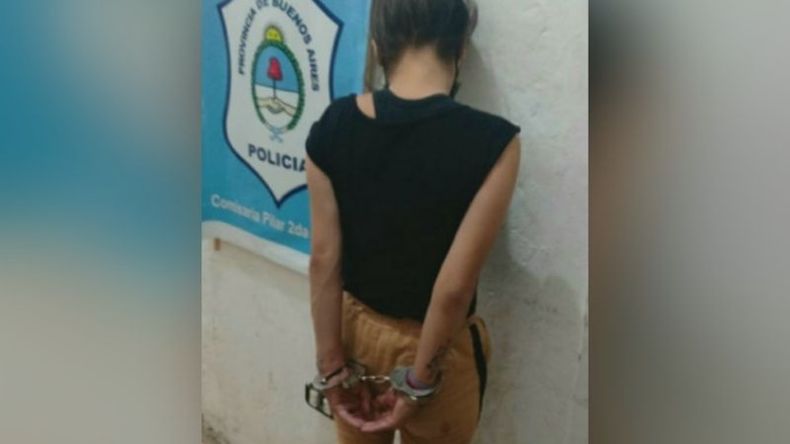 La mujer fue reducida por los vecinos, hasta la llegada de la policía. .