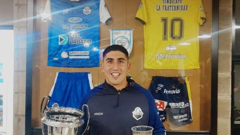 El Pelle Alva brinda por el título con la copa en mano..