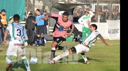(Fredy Caballero). El Perro Bargas intenta superar el doble cerrojo que proponen Ordano y Groothuis..